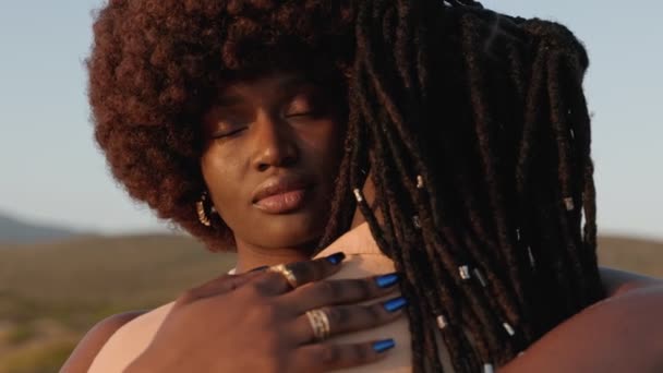 Κοντινό Πλάνο Μιας Όμορφης Μαύρης Γυναίκας Κλειστά Μάτια Που Αγκαλιάζει — Αρχείο Βίντεο
