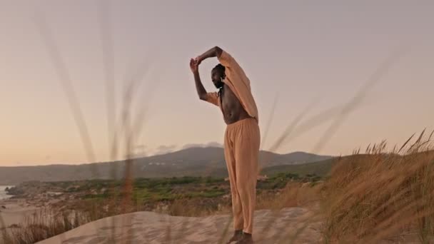 Homem Africano Roupas Soltas Que Estende Praia Areia Homem Artístico — Vídeo de Stock