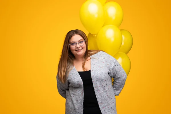 Positivo Jovem Mulher Com Sobrepeso Roupas Casuais Segurando Balões Celebrando — Fotografia de Stock