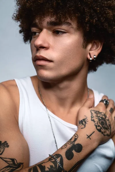 Retrato Grave Jovem Étnico Masculino Com Tatuagem Braço Cabelo Encaracolado — Fotografia de Stock