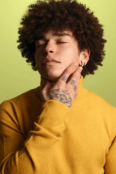 Kalm Jonge Spaanse Mannelijke Millennial Met Donker Krullend Haar Tatoeage — Stockfoto