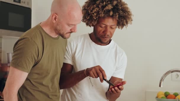 两名不同种族的男子作为一对同性恋夫妇在基钦一起做饭 黑人男子切芒果和教他的男朋友 — 图库视频影像