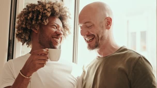 Couple Gay Prenant Café Matin Ensemble Une Fenêtre Lumineuse Maison — Video