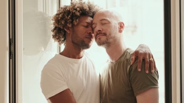 Bărbat Afro American Coafură Afro Mascul Caucazian Chel Cuplu Homosexual — Videoclip de stoc