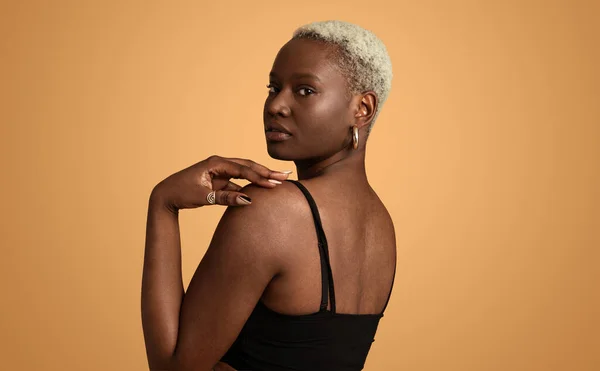 Pensif Muda Afrika Amerika Model Perempuan Atas Hitam Dengan Rambut — Stok Foto
