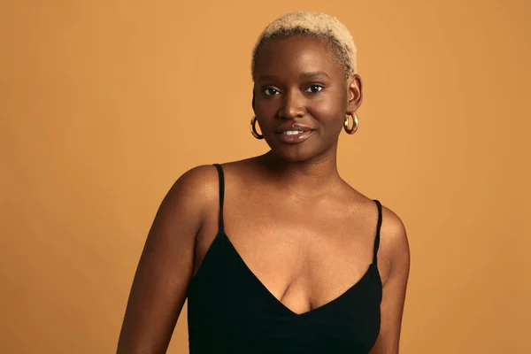 Wanita Muda Afrika Amerika Yang Positif Dengan Rambut Pirang Mengenakan — Stok Foto