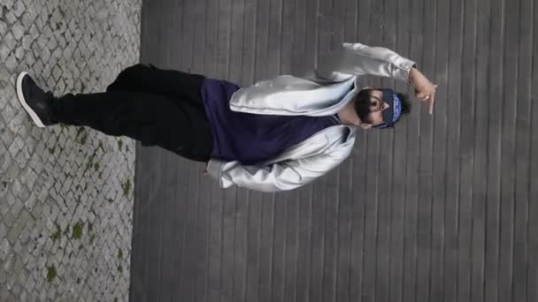 Vertikal Bild Mannen Hip Hop Dansare Utför Freestyle Dansrörelser Bär — Stockvideo