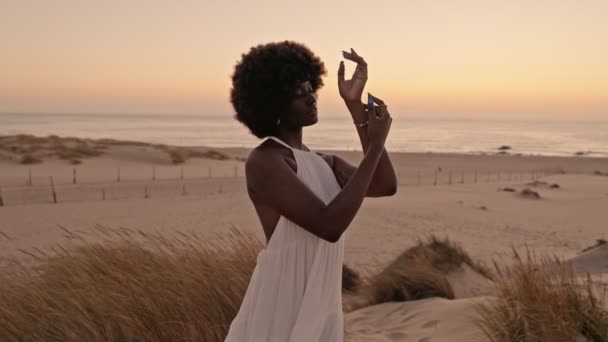 Akan Beyaz Elbiseli Güzel Siyah Bir Kadın Güneş Batarken Kumlu — Stok video