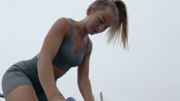 Sportif Giyinmiş Kararlı Bir Genç Kadının Düşük Açılı Çekimi Dambıllarla — Stok video