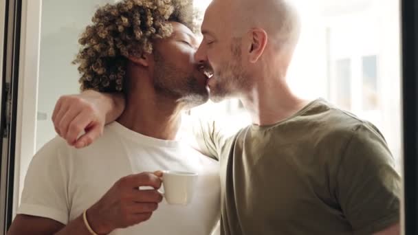 Eine Nahaufnahme Eines Schwulen Paares Eines Schwarzafrikanischen Mannes Mit Lockigem — Stockvideo