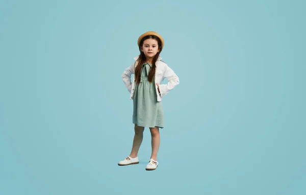可爱的小孩在时尚的衣服和帽子看着远离 而站在蓝色背景 — 图库照片
