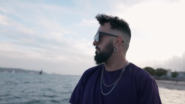 Bărbat Hip Hop Elegant Ochelari Soare Află Lângă Malul Mării — Videoclip de stoc