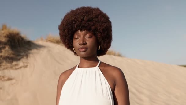 Panning Záběr Zachycuje Ohromující Černošku Afro Účesem Bílé Šaty Zírá — Stock video