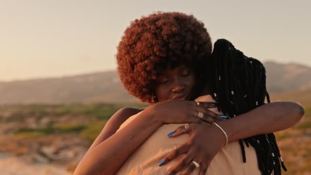 一位黑发美女的特写 在日落时分热情地拥抱着她的非洲男伴 闭上了双眼 深深地坠入爱河 — 图库视频影像