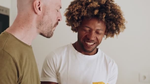Sladká Chvíle Odvíjí Jako Gay Pár Pohledný Černoch Afro Vlasy — Stock video