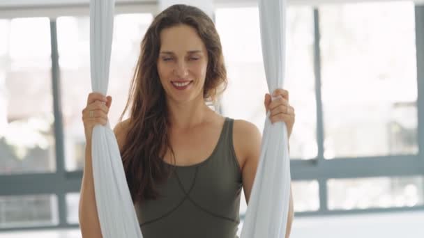 Närbild Ung Vältränad Kvinna Sportkläder Leende Ljus Yogastudio Nära Vit — Stockvideo