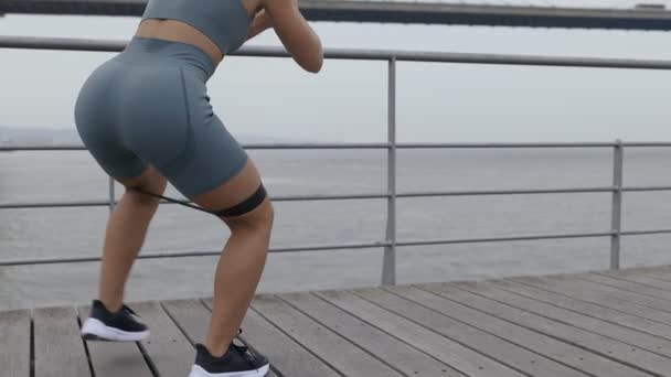 Onherkenbare Fitte Vrouw Sportkleding Treinen Buiten Het Uitvoeren Van Side — Stockvideo