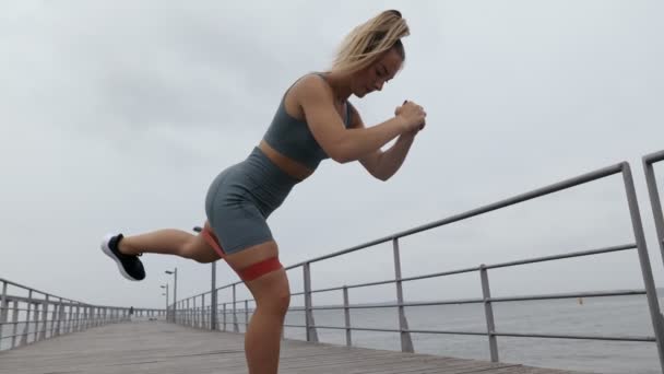 Sportieve Vrouw Traint Bilspieren Met Een Weerstandsband Buiten Staat Één — Stockvideo