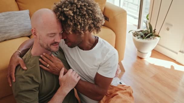 多様なゲイカップルの母親 黒人男性と白人男性 優しさ そして家で浮気 — ストック動画