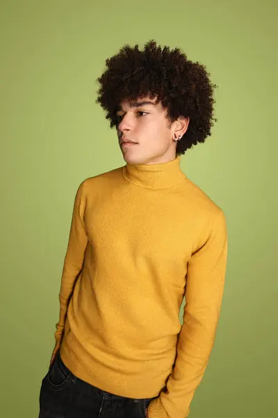 穿着黄色毛衣 背景为绿色的非洲式年轻男模 — 图库照片