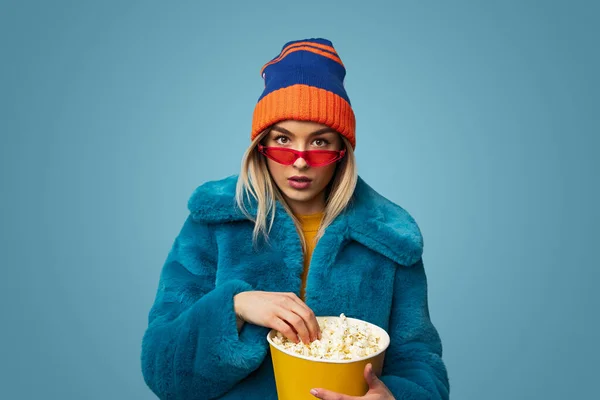 Portrait Stylish Young Woman Trendy Warm Clothes Sunglasses Eating Popcorn — Stock Photo, Image