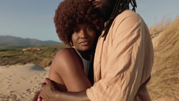 一位黑人男子在日落时温柔地拥抱一位美丽的非洲女人的特写 象征着他们爱情关系中的深切关怀和保护 — 图库视频影像
