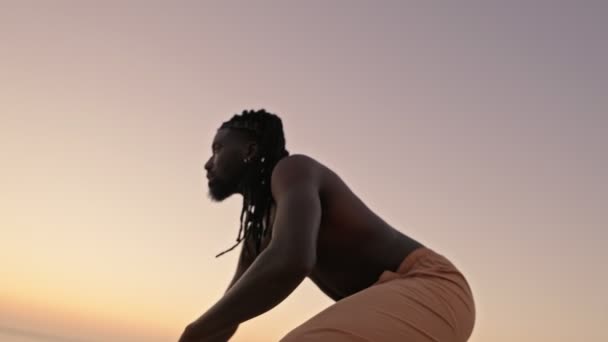 Широкий Низкоугольный Снимок Чернокожего Африканского Мужчины Рубашки Дредами Исполняющего Концептуальный — стоковое видео