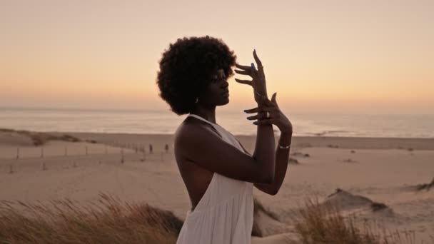 Zarif Beyaz Elbiseler Giyen Büyüleyici Bir Afro Kadın Günbatımında Sakin — Stok video