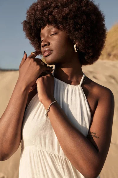 Junge Sanfte Afrikanische Model Mit Afro Haar Modischen Kleidern Berühren — Stockfoto