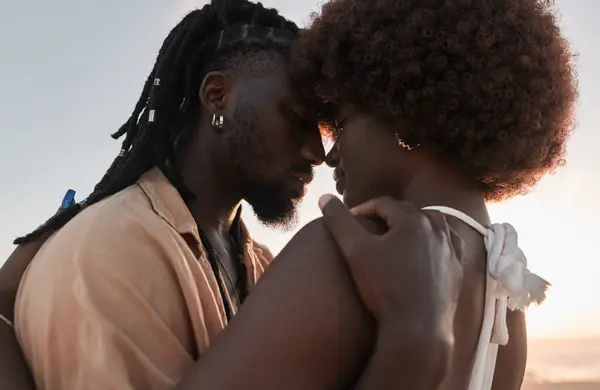 Sudut Rendah Pria Afrika Dengan Gimbal Memeluk Pacar Dengan Rambut — Stok Foto