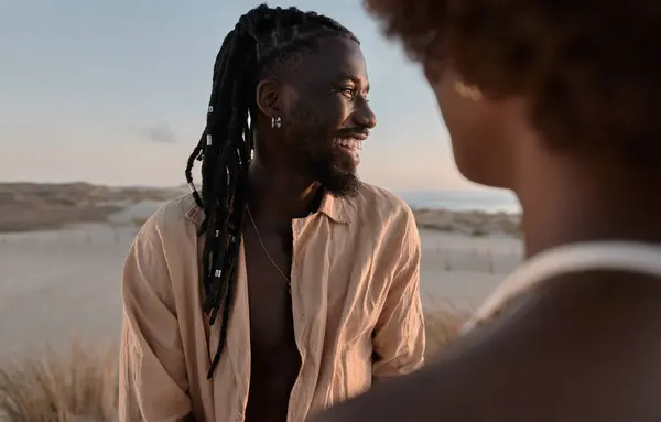 Junger Schwarzer Mann Mit Dreadlocks Lächelt Während Mit Seiner Freundin — Stockfoto