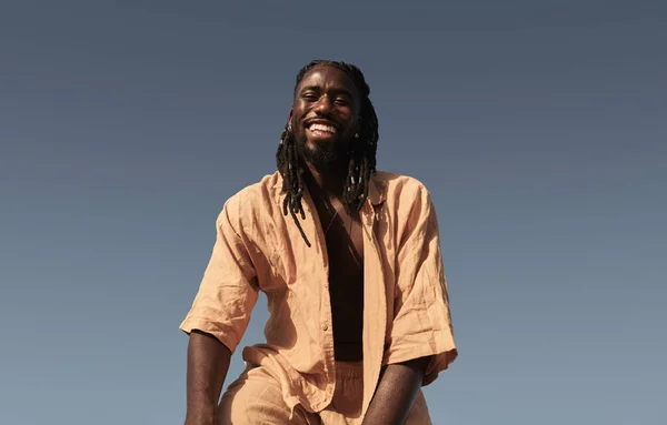 Niedriger Winkel Eines Glücklichen Afrikanischen Mannes Lässiger Sommerkleidung Der Mit — Stockfoto