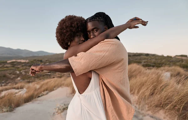 Junger Afrikanischer Mann Mit Dreadlocks Umarmt Frau Mit Afrohaaren Weißem — Stockfoto