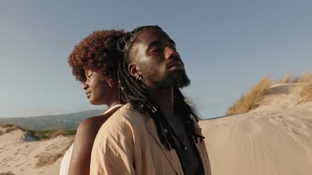 Tiefe Verbundenheit Als Schöne Schwarze Frau Und Afrikanischer Mann Stehen — Stockvideo