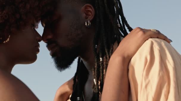 Siyahi Bir Erkek Siyahi Kadının Birbirine Aşık Burunları Birbirine Değen — Stok video