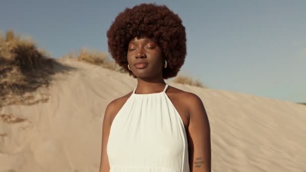 Eine Auffallende Nahaufnahme Einer Afrikanerin Einem Weißen Kleid Die Augen — Stockvideo