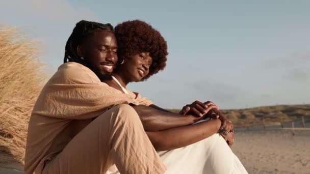 Klidném Západu Slunce Stylový Africký Pár Sdílí Romantický Okamžik Písečné — Stock video