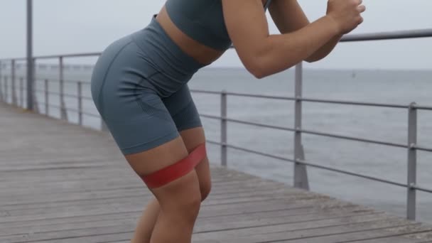 Tanınmayan Sportif Kadın Kaslarını Dışarıda Direniş Bandı Kullanarak Çalıştırıyor Tek — Stok video