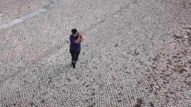 Şehir sokaklarında modern hip-hop dansı yapan yalnız bir dansçının büyüleyici görüntüsü