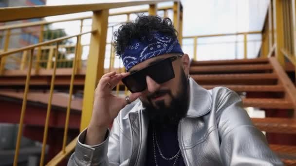 Bărbat Hip Hop Elegant Reprezentând Subcultura Urbană Îmbrăcămintea Stradală Swaggy — Videoclip de stoc