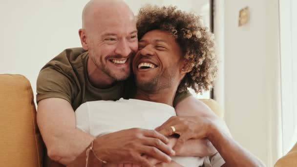 Vielfältiges Homosexuelles Paar Hause Das Liebe Und Zärtlichkeit Auf Dem — Stockvideo