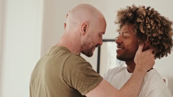 Imágenes Cámara Lenta Conmovedoras Una Pareja Gay Diversa Enamorada Con — Vídeo de stock