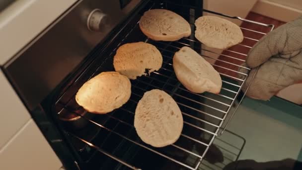 Eldivenli Eldiven Yakın Plan Taze Kesilmiş Ekmek Parçalarını Fırının Rafına — Stok video