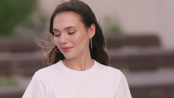 Timide Heureux Jolie Génération Adolescente Souriant Regardant Caméra — Video