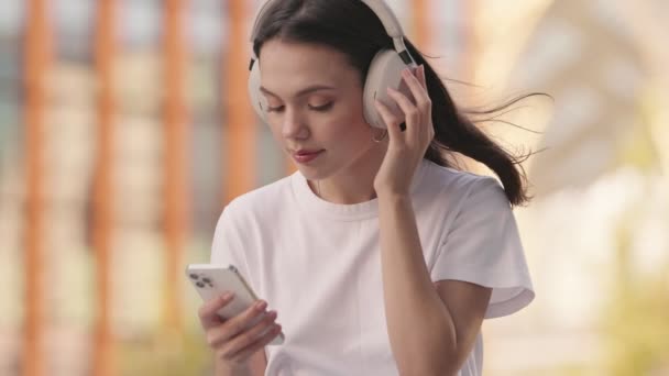Młoda Kobieta Radością Słucha Muzyki Słuchawkami Wyciszającymi Hałas Przewijając Swoją — Wideo stockowe