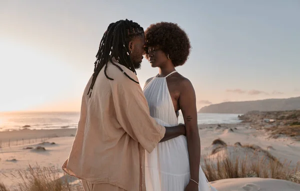 Pandangan Samping Pasangan Muda Afrika Amerika Dalam Gaya Rambut Afro — Stok Foto