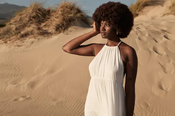 Wanita Muda Afrika Bergaun Putih Menyentuh Rambut Afro Sambil Berdiri — Stok Foto