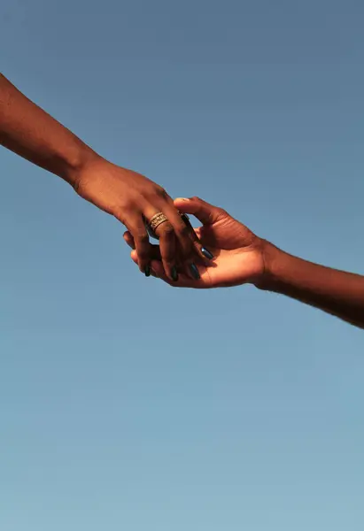 Ernte Anonymer Afrikanischer Mann Hält Hand Seiner Frau Mit Maniküre — Stockfoto