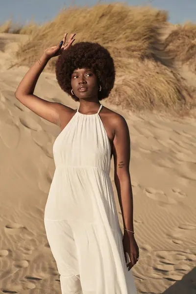 Perempuan Muda Afrika Dengan Rambut Afro Mengenakan Gaun Putih Sambil — Stok Foto
