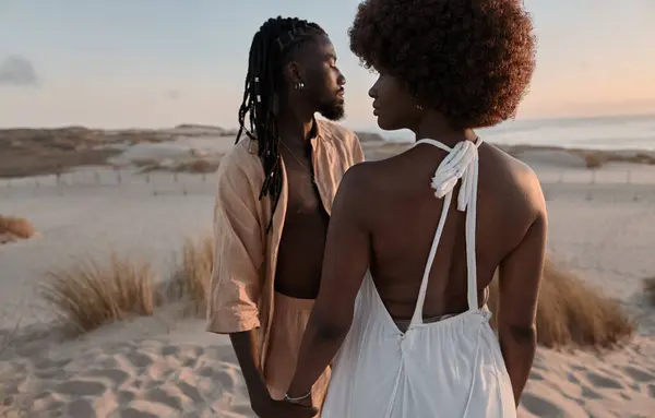 Pasangan Muda Afrika Amerika Dengan Gaya Rambut Afro Melihat Arah — Stok Foto
